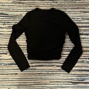 Lululemon scrunch black cropped long sleeve!